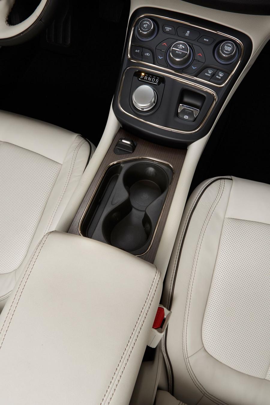  Chrysler 200 2015 года  (фото 26 из 207)